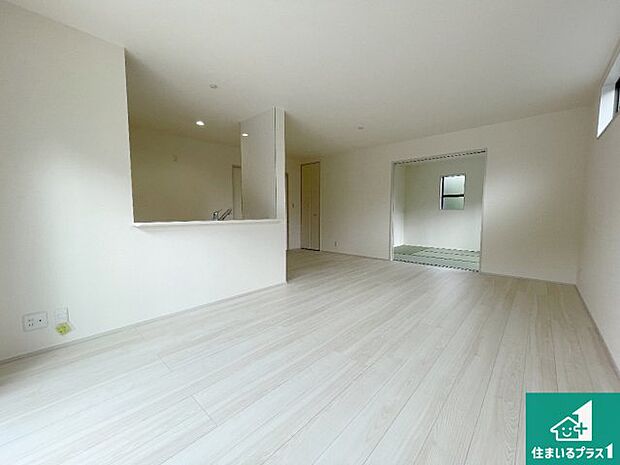 シンプルなリビングは、観葉植物等のインテリアを楽しめますね!パパ好みにも、ママ好みにも家具次第で雰囲気を変えることができます!