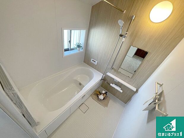 足をゆったり伸ばして寛げる浴槽です。窓が設けられていますので差し込む光が明るく穏やかな雰囲気にしてくれます♪浴室乾燥機も設置しているので、雨の日の洗濯物も安心です♪