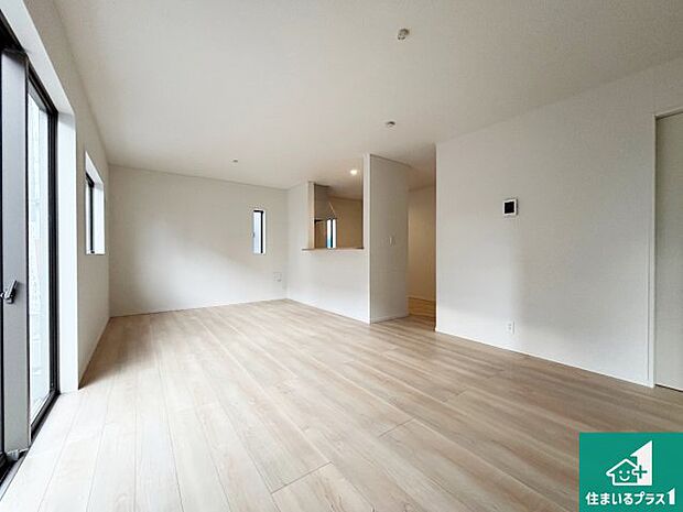 シンプルなリビングは、観葉植物等のインテリアを楽しめますね!パパ好みにも、ママ好みにも家具次第で雰囲気を変えることができます!