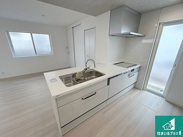 リビングと統一感があり、使い勝手のいいキッチン。広々としているので、二人並んで作業が出来ちゃいます。お子様と一緒に色々なお料理に挑戦できるスペースがあります。