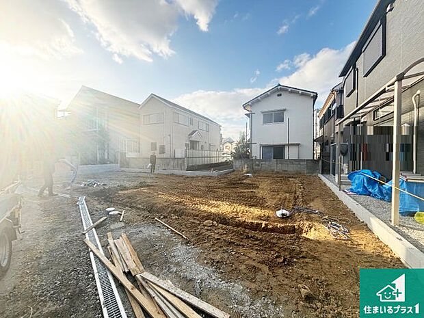 周辺は落ち着いた街並みの住宅地！子育てがしやすい住環境です！まだ未完成ですが、現地でしかわからない事もございます。是非一度ご覧ください。