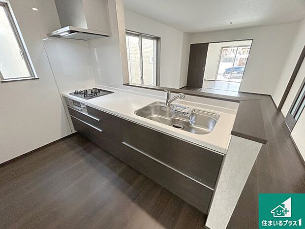 リビングと統一感があり、使い勝手のいいキッチン。広々としているので、二人並んで作業が出来ちゃいます。お子様と一緒に色々なお料理に挑戦できるスペースがあります。