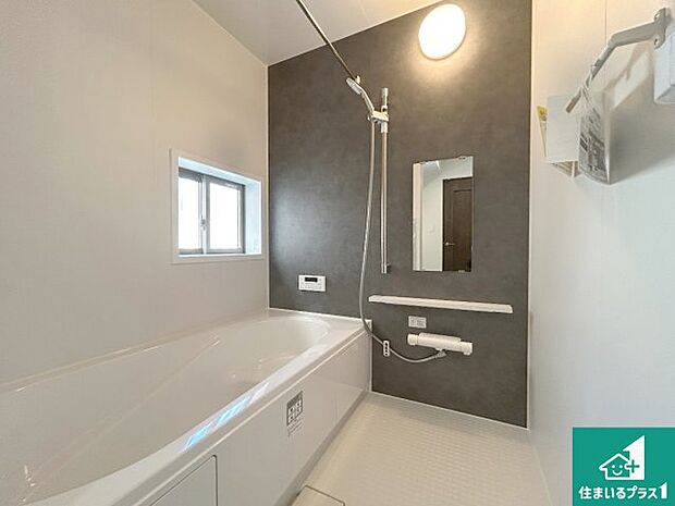 足をゆったり伸ばして寛げる浴槽です。窓が設けられていますので差し込む光が明るく穏やかな雰囲気にしてくれます♪浴室乾燥機も設置しているので、雨の日の洗濯物も安心です♪