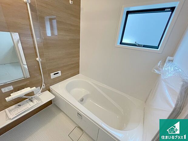 足をゆったり伸ばして寛げる浴槽です。窓が設けられていますので差し込む光が明るく穏やかな雰囲気にしてくれます♪浴室乾燥機も設置しているので、雨の日の洗濯物も安心です♪