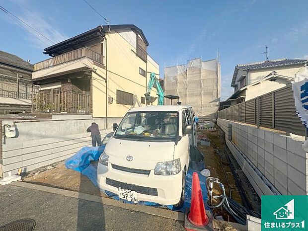 周辺は落ち着いた街並みの住宅地!子育てがしやすい住環境です!まだ未完成ですが、現地でしかわからない事もございます。是非一度ご覧ください。