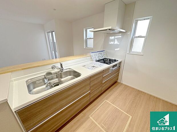 リビングと統一感があり、使い勝手のいいキッチン。広々としているので、二人並んで作業が出来ちゃいます。お子様と一緒に色々なお料理に挑戦できるスペースがあります。