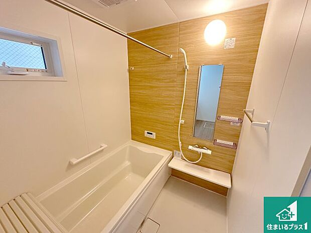 足をゆったり伸ばして寛げる浴槽です。窓が設けられていますので差し込む光が明るく穏やかな雰囲気にしてくれます♪浴室乾燥機も設置しているので、雨の日の洗濯物も安心です♪