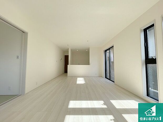 日当たり良好の明るいリビングで朝の目覚めもスッキリできそう!対面キッチンでご家族のコミュニケーションも自然と増える設計!小さなお子様が遊ぶスペースを作っても広々とくつろげるLDK!