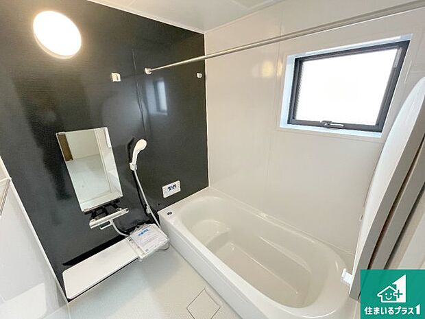 足をゆったり伸ばして寛げる浴槽です。窓が設けられていますので差し込む光が明るく穏やかな雰囲気にしてくれます♪浴室乾燥機も設置しているので、雨の日の洗濯物も安心です♪
