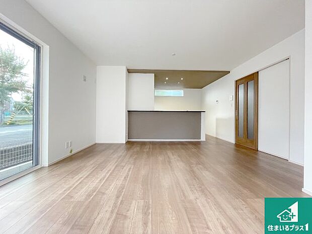 日当たり良好の明るいリビングで朝の目覚めもスッキリできそう！対面キッチンでご家族のコミュニケーションも自然と増える設計！小さなお子様が遊ぶスペースを作っても広々とくつろげるLDK！