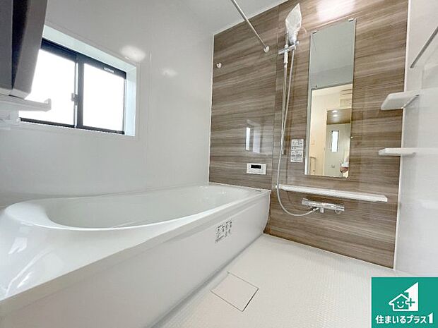 足をゆったり伸ばして寛げる浴槽です。窓が設けられていますので差し込む光が明るく穏やかな雰囲気にしてくれます♪浴室乾燥機も設置しているので、雨の日の洗濯物も安心です♪