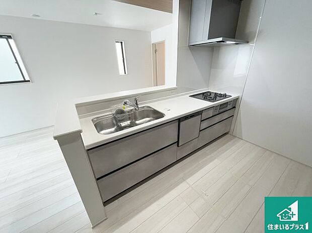 リビングと統一感があり、使い勝手のいいキッチン。広々としているので、二人並んで作業が出来ちゃいます。お子様と一緒に色々なお料理に挑戦できるスペースがあります。