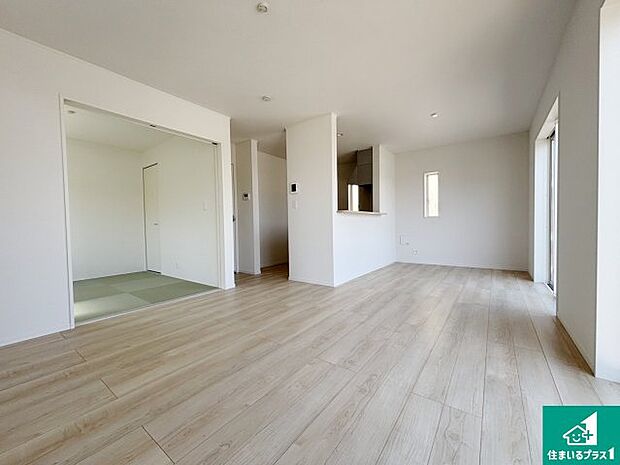 シンプルなリビングは、観葉植物等のインテリアを楽しめますね!パパ好みにも、ママ好みにも家具次第で雰囲気を変えることができます!