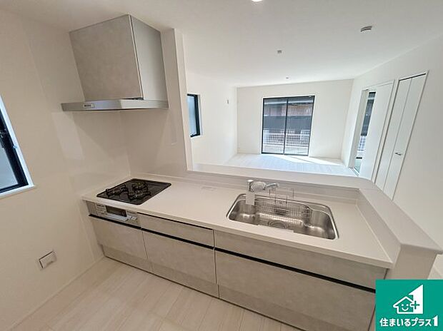 リビングと統一感があり、使い勝手のいいキッチン。広々としているので、二人並んで作業が出来ちゃいます。お子様と一緒に色々なお料理に挑戦できるスペースがあります。