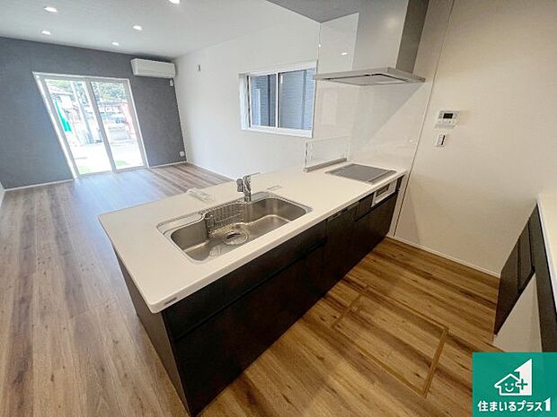 リビングと統一感があり、使い勝手のいいキッチン。広々としているので、二人並んで作業が出来ちゃいます。お子様と一緒に色々なお料理に挑戦できるスペースがあります。