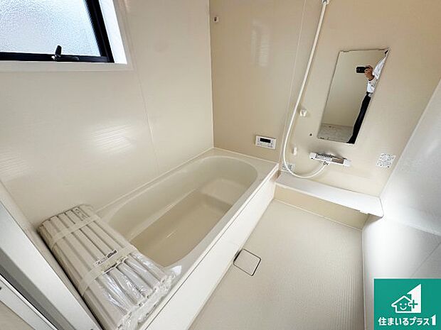 足をゆったり伸ばして寛げる浴槽です。窓が設けられていますので差し込む光が明るく穏やかな雰囲気にしてくれます♪浴室乾燥機も設置しているので、雨の日の洗濯物も安心です♪