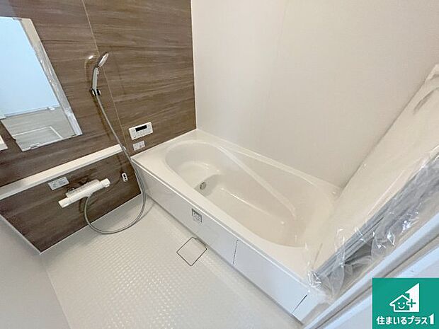 足をゆったり伸ばして寛げる浴槽です。浴室乾燥機も設置しているので、雨の日の洗濯物も安心です♪