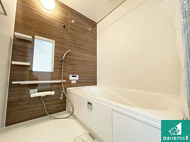 足をゆったり伸ばして寛げる浴槽です。窓が設けられていますので差し込む光が明るく穏やかな雰囲気にしてくれます♪浴室乾燥機も設置しているので、雨の日の洗濯物も安心です♪