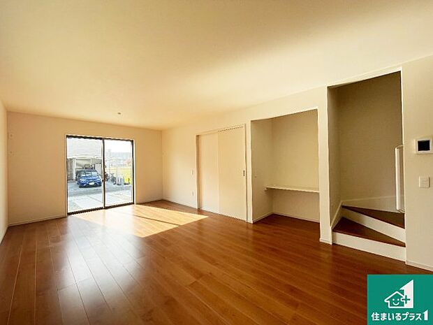 明るいリビングで朝の目覚めもスッキリできそう!対面キッチンでご家族のコミュニケーションも自然と増える設計!小さなお子様が遊ぶスペースを作っても広々とくつろげるLDK!