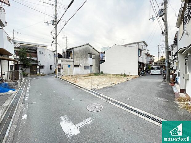 周辺は落ち着いた街並みの住宅地!子育てがしやすい住環境です!まだ未完成ですが、現地でしかわからない事もございます。是非一度ご覧ください。