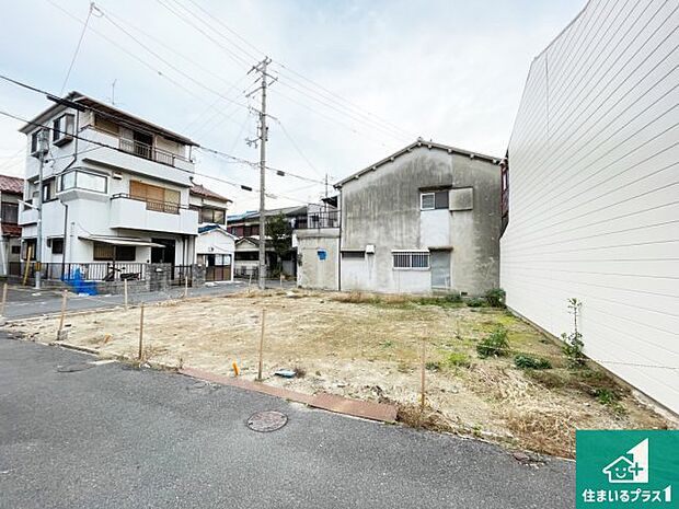 周辺は落ち着いた街並みの住宅地!子育てがしやすい住環境です!まだ未完成ですが、現地でしかわからない事もございます。是非一度ご覧ください。