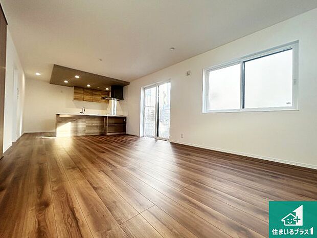 シンプルなリビングは、観葉植物等のインテリアを楽しめますね!パパ好みにも、ママ好みにも家具次第で雰囲気を変えることができます!