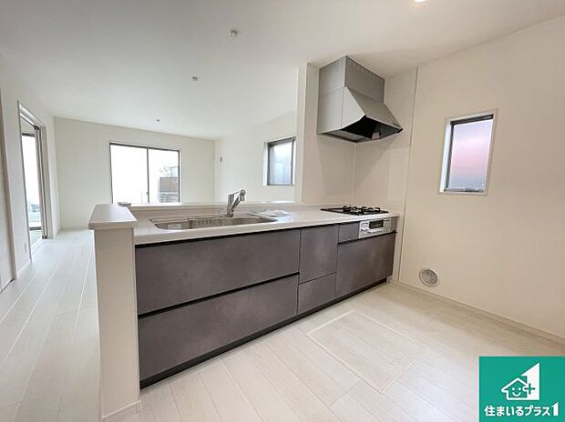 リビングと統一感があり、使い勝手のいいキッチン。広々としているので、二人並んで作業が出来ちゃいます。お子様と一緒に色々なお料理に挑戦できるスペースがあります。