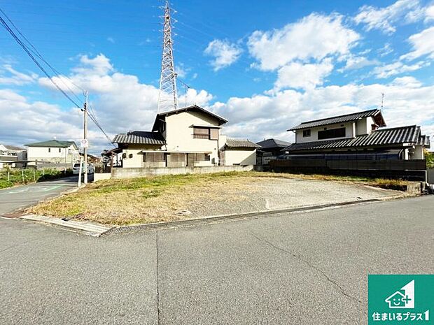 周辺は閑静な住宅街です。前面道路もしっかりと有りますので車の出し入れも安心ですよ！