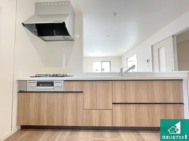 リビングと統一感があり、使い勝手のいいキッチン。広々としているので、二人並んで作業が出来ちゃいます。お子様と一緒に色々なお料理に挑戦できるスペースがあります。