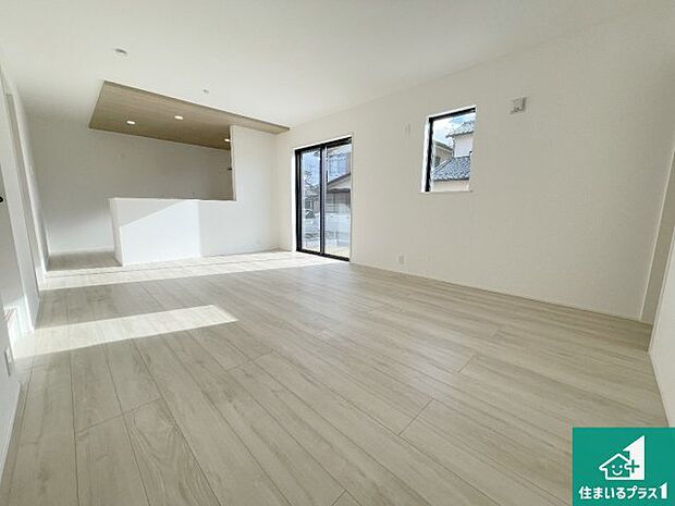 日当たり良好の明るいリビングで朝の目覚めもスッキリできそう!対面キッチンでご家族のコミュニケーションも自然と増える設計!小さなお子様が遊ぶスペースを作っても広々とくつろげるLDK!