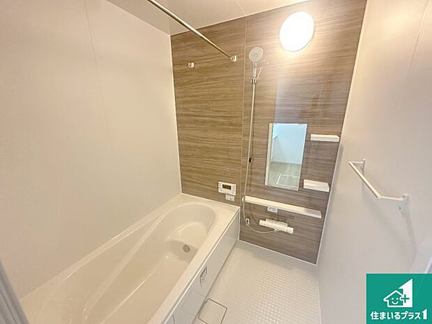 足をゆったり伸ばして寛げる浴槽です。窓が設けられていますので差し込む光が明るく穏やかな雰囲気にしてくれます♪浴室乾燥機も設置しているので、雨の日の洗濯物も安心です♪