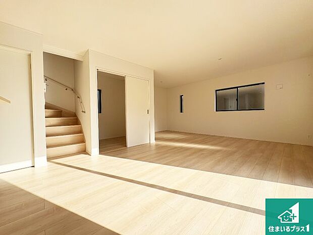 シンプルなリビングは、観葉植物等のインテリアを楽しめますね！パパ好みにも、ママ好みにも家具次第で雰囲気を変えることができます！