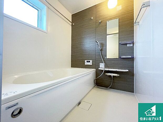 足をゆったり伸ばして寛げる浴槽です。窓が設けられていますので差し込む光が明るく穏やかな雰囲気にしてくれます♪浴室乾燥機も設置しているので、雨の日の洗濯物も安心です♪