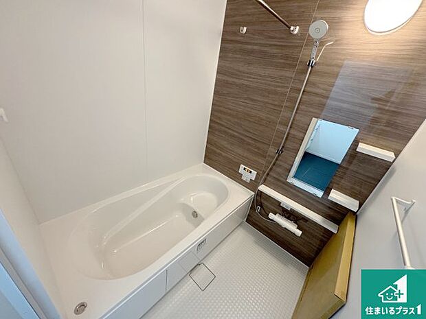 足をゆったり伸ばして寛げる浴槽です。窓が設けられていますので差し込む光が明るく穏やかな雰囲気にしてくれます♪浴室乾燥機も設置しているので、雨の日の洗濯物も安心です♪