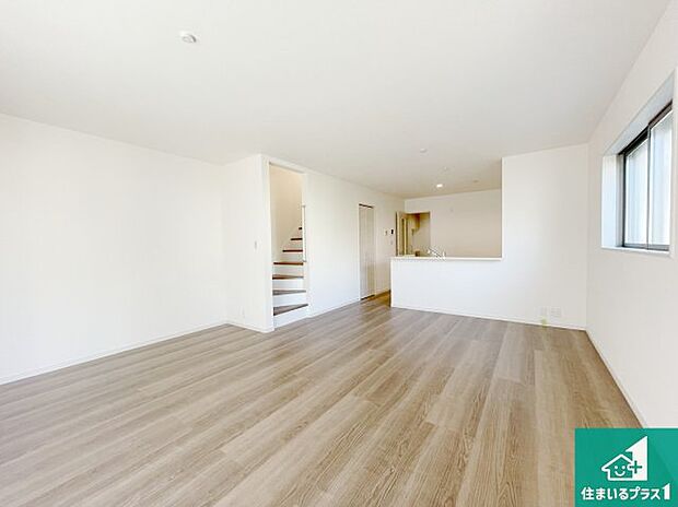 シンプルなリビングは、観葉植物等のインテリアを楽しめますね!パパ好みにも、ママ好みにも家具次第で雰囲気を変えることができます!