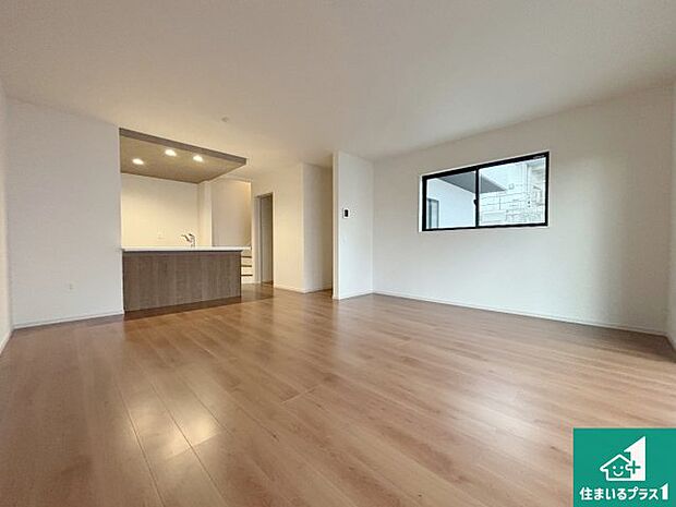 日当たり良好の明るいリビングで朝の目覚めもスッキリできそう！対面キッチンでご家族のコミュニケーションも自然と増える設計！小さなお子様が遊ぶスペースを作っても広々とくつろげるLDK！