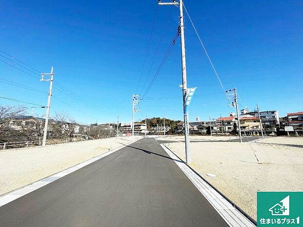 周辺は閑静な住宅街です。前面道路もしっかりと有りますので車の出し入れも安心ですよ!