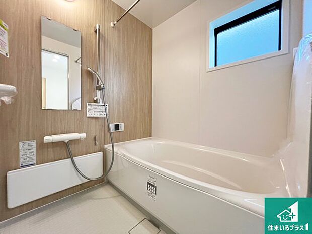 足をゆったり伸ばして寛げる浴槽です。窓が設けられていますので差し込む光が明るく穏やかな雰囲気にしてくれます♪浴室乾燥機も設置しているので、雨の日の洗濯物も安心です♪