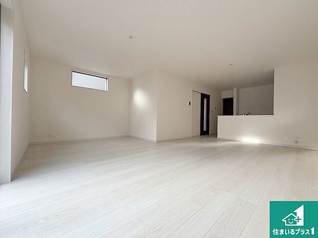 シンプルなリビングは、観葉植物等のインテリアを楽しめますね！パパ好みにも、ママ好みにも家具次第で雰囲気を変えることができます！