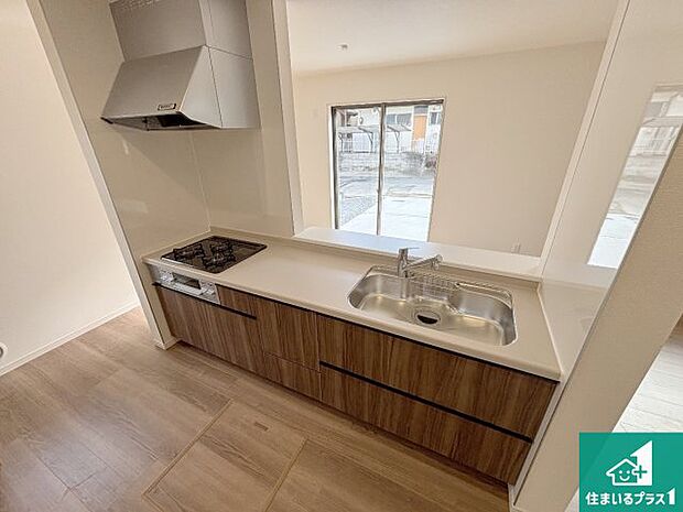 リビングと統一感があり、使い勝手のいいキッチン。広々としているので、二人並んで作業が出来ちゃいます。お子様と一緒に色々なお料理に挑戦できるスペースがあります。