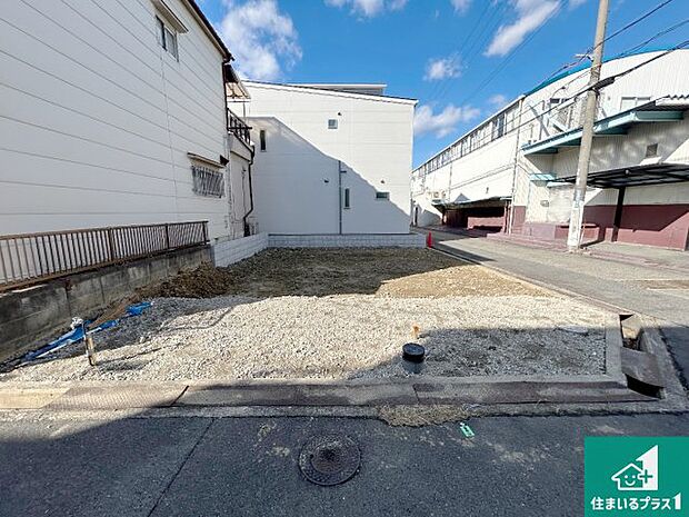 周辺は落ち着いた街並みの住宅地！子育てがしやすい住環境です！まだ未完成ですが、現地でしかわからない事もございます。是非一度ご覧ください。