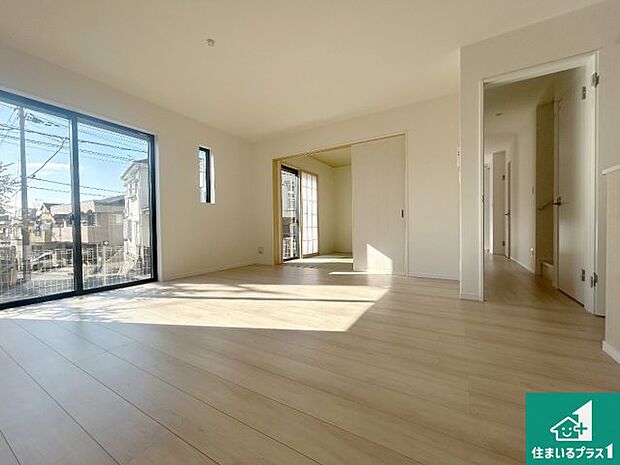 シンプルなリビングは、観葉植物等のインテリアを楽しめますね！パパ好みにも、ママ好みにも家具次第で雰囲気を変えることができます！