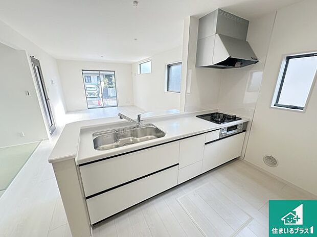 リビングと統一感があり、使い勝手のいいキッチン。広々としているので、二人並んで作業が出来ちゃいます。お子様と一緒に色々なお料理に挑戦できるスペースがあります。