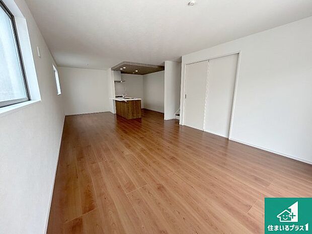 シンプルなリビングは、観葉植物等のインテリアを楽しめますね！パパ好みにも、ママ好みにも家具次第で雰囲気を変えることができます！