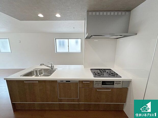 明るいリビングで朝の目覚めもスッキリできそう！対面キッチンでご家族のコミュニケーションも自然と増える設計！小さなお子様が遊ぶスペースを作っても広々とくつろげるLDK！