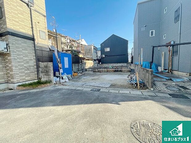 周辺は落ち着いた街並みの住宅地！子育てがしやすい住環境です！まだ未完成ですが、現地でしかわからない事もございます。是非一度ご覧ください。