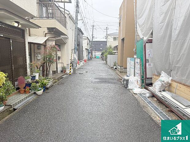 周辺は落ち着いた街並みの住宅地！子育てがしやすい住環境です！まだ未完成ですが、現地でしかわからない事もございます。是非一度ご覧ください。