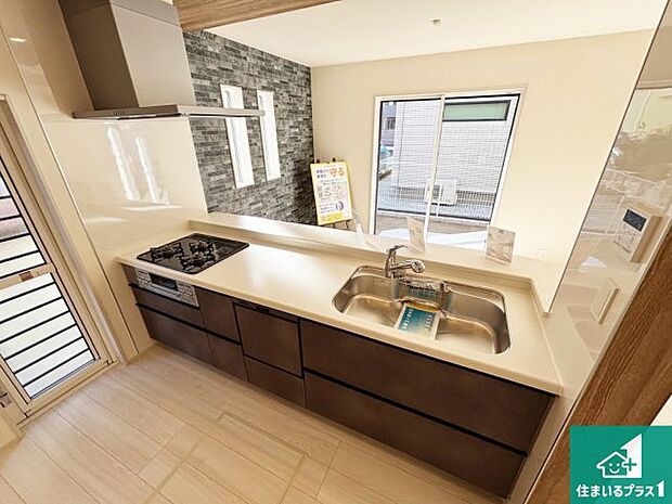 リビングと統一感があり、使い勝手のいいキッチン。広々としているので、二人並んで作業が出来ちゃいます。お子様と一緒に色々なお料理に挑戦できるスペースがあります。