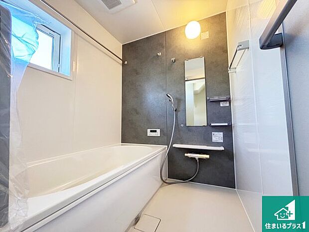 足をゆったり伸ばして寛げる浴槽です。窓が設けられていますので差し込む光が明るく穏やかな雰囲気にしてくれます♪浴室乾燥機も設置しているので、雨の日の洗濯物も安心です♪