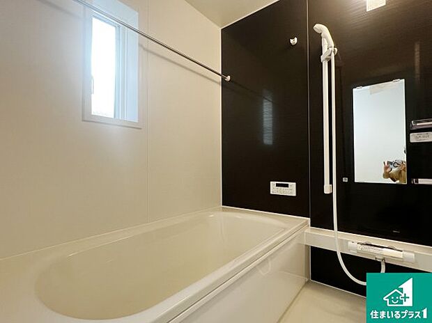 足をゆったり伸ばして寛げる浴槽です。窓が設けられていますので差し込む光が明るく穏やかな雰囲気にしてくれます♪浴室乾燥機も設置しているので、雨の日の洗濯物も安心です♪